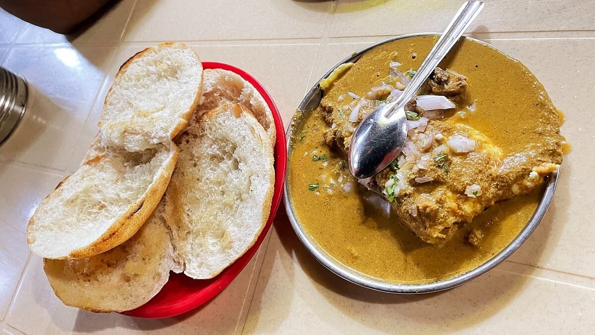 goan special dish omlet with chicken gravy